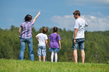 mutlu genç aile açık havada eğlence var