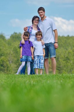 mutlu genç aile açık havada eğlence var