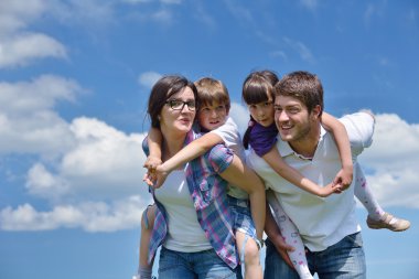 mutlu genç aile açık havada eğlence var