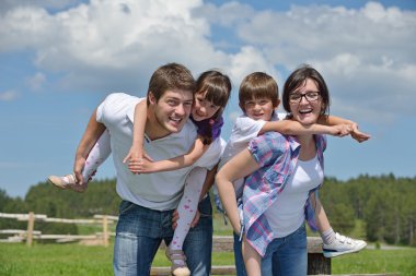 mutlu genç aile açık havada eğlence var