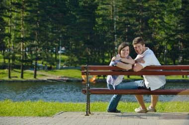 portre romantik genç çiftin birlikte gülümseyen açık