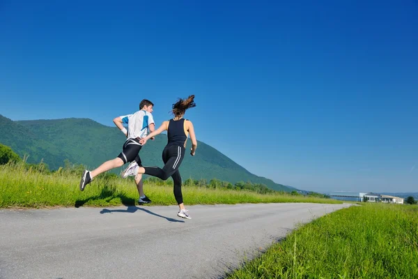 Ungt par jogging — Stockfoto