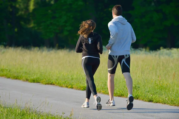 Junges Paar beim Joggen — Stockfoto
