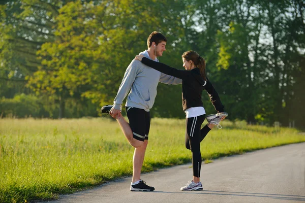慢跑后夫妇一起做伸展运动 — 图库照片
