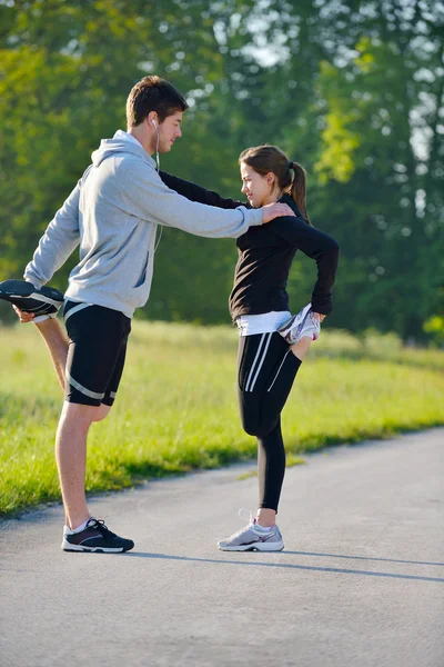 ジョギングの後にストレッチをするカップル — ストック写真
