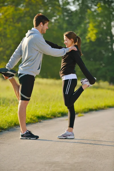 ジョギングの後にストレッチをするカップル — ストック写真
