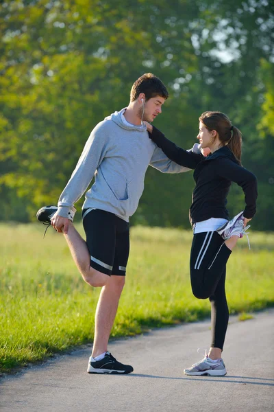 Para robi ćwiczenia rozciągające po joggingu — Zdjęcie stockowe