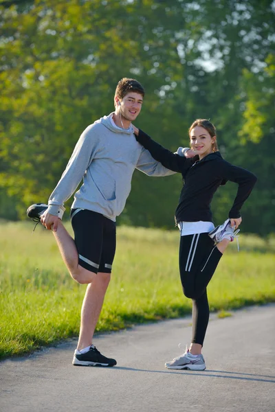 Par som stretchar efter jogging — Stockfoto