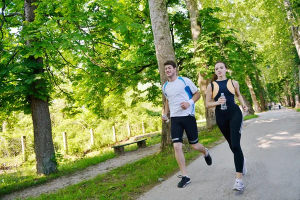 若いカップル ジョギング — ストック写真