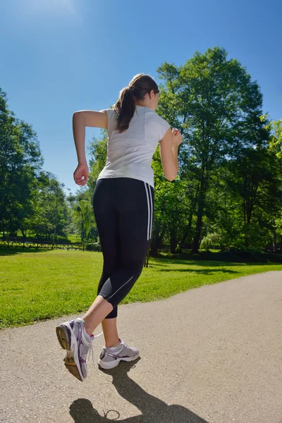 Fiatal gyönyörű nő, jogging — Stock Fotó