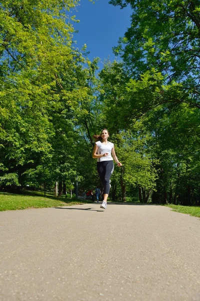 Giovane bella donna jogging — Foto Stock