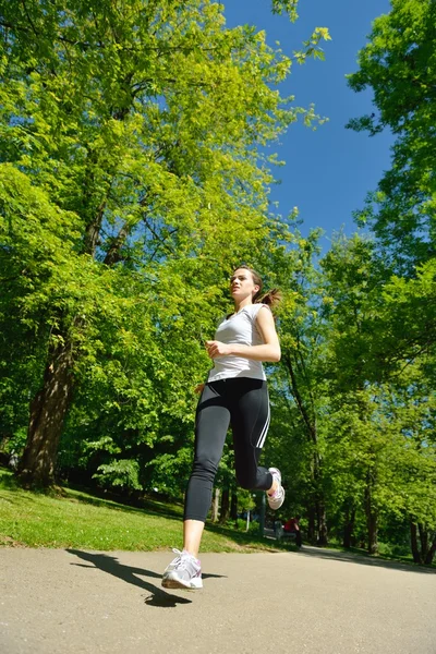 Jonge mooie vrouw joggen — Stockfoto