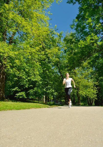 Jovem mulher bonita jogging — Fotografia de Stock