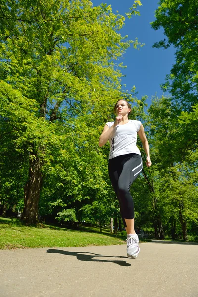 Jovem mulher bonita jogging — Fotografia de Stock