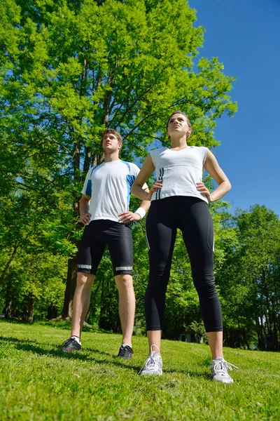 Ζευγάρι κάνει ασκήσεις τεντώματος μετά το τρέξιμο — Φωτογραφία Αρχείου