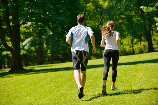 慢跑对年轻夫妇 — 图库照片