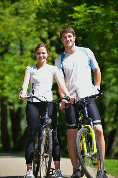 Lyckliga par ridning cykel utomhus — Stockfoto