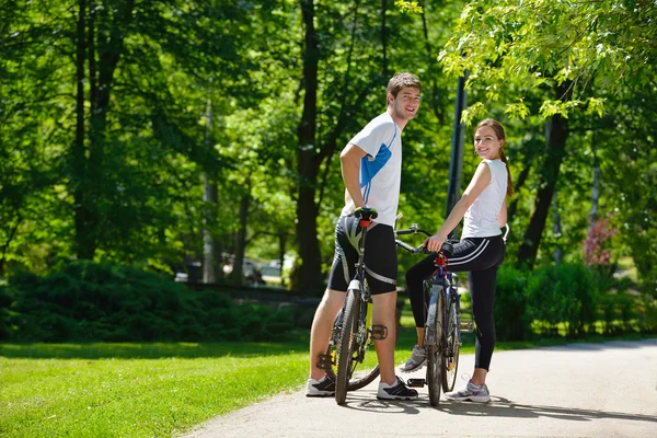Szczęśliwa para jazda rowerem na zewnątrz — Zdjęcie stockowe