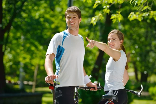 幸せなカップル乗り自転車アウトドア — ストック写真