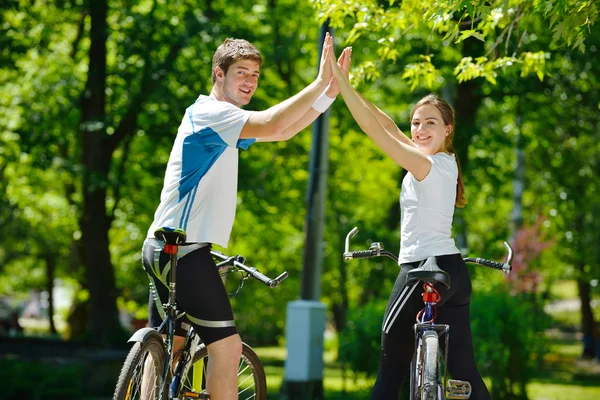 Pareja feliz montar en bicicleta al aire libre —  Fotos de Stock