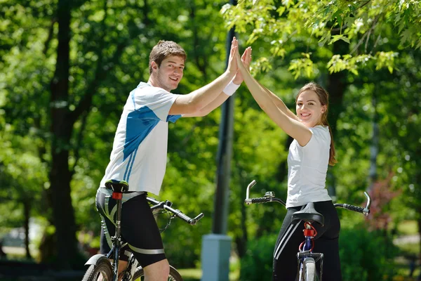 幸せなカップル乗り自転車アウトドア — ストック写真