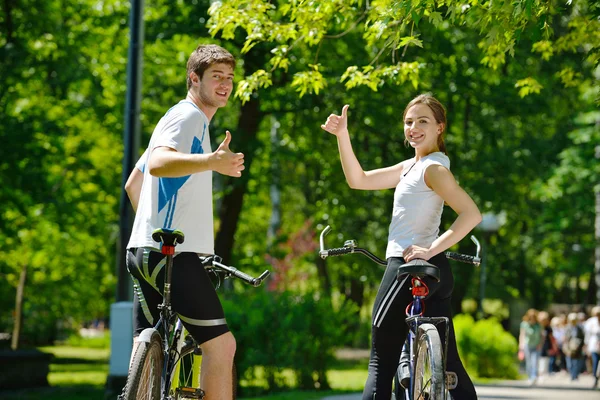 Щаслива пара катається на велосипеді на відкритому повітрі — стокове фото