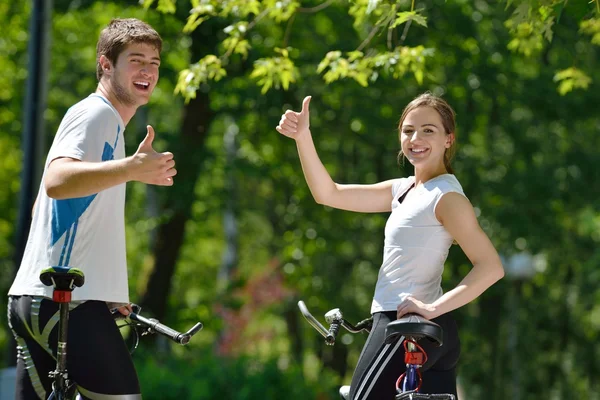 Happy couple vélo d'équitation à l'extérieur — Photo