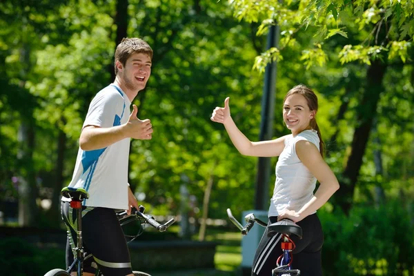 幸福的情侣骑自行车户外 — 图库照片