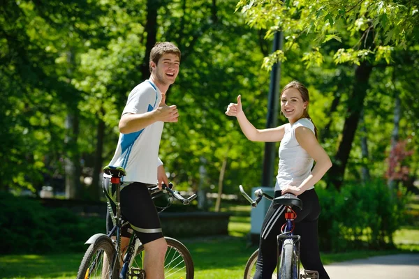 Счастливая пара катается на велосипеде на открытом воздухе — стоковое фото