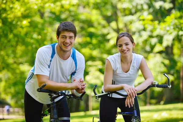Pareja feliz montar en bicicleta al aire libre — Foto de Stock
