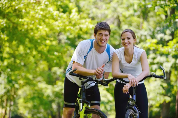 Pareja feliz montar en bicicleta al aire libre —  Fotos de Stock