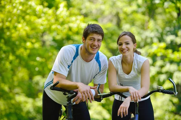 Glückliches Paar beim Fahrradfahren im Freien — Stockfoto