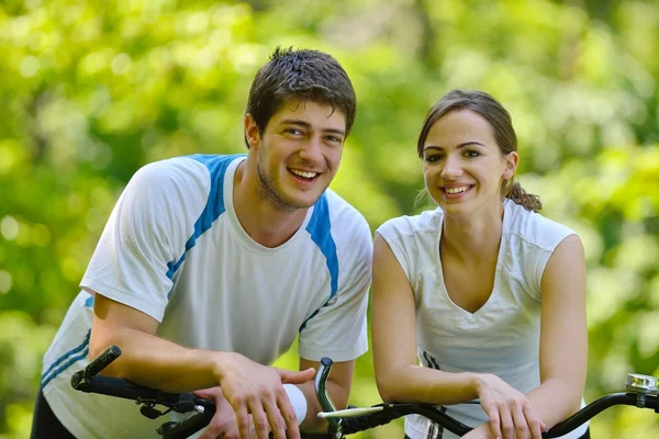 Šťastný pár jedoucí na kole venku — Stock fotografie