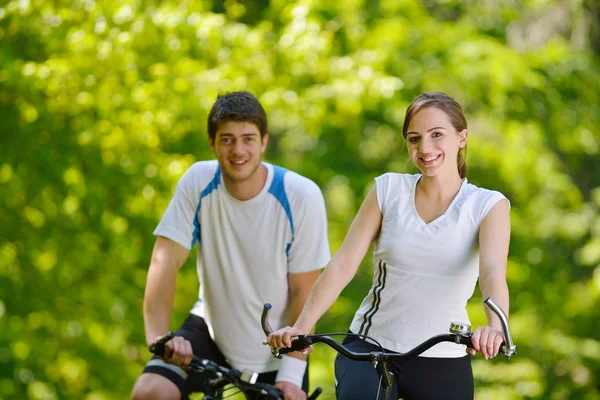 Glückliches Paar beim Fahrradfahren im Freien — Stockfoto