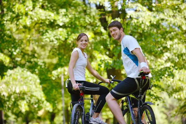 Coppia felice in bicicletta all'aperto — Foto Stock