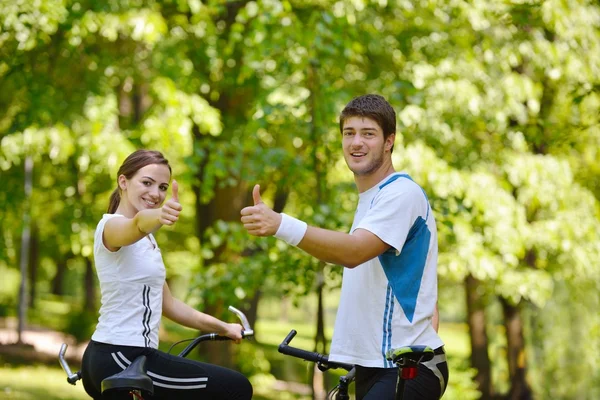 Coppia felice in bicicletta all'aperto — Foto Stock