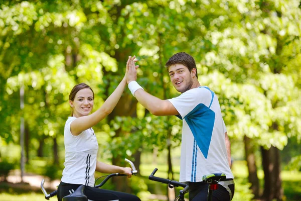 Casal feliz andar de bicicleta ao ar livre — Fotografia de Stock