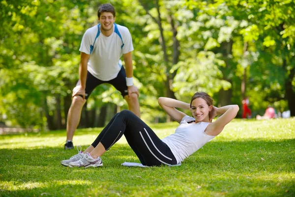 Casal fazendo exercício de alongamento após correr — Fotografia de Stock