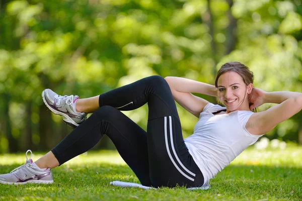Kobieta rozciąganie przed fitness — Zdjęcie stockowe