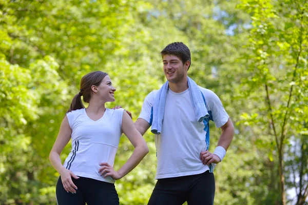 Para robi ćwiczenia rozciągające po joggingu — Zdjęcie stockowe