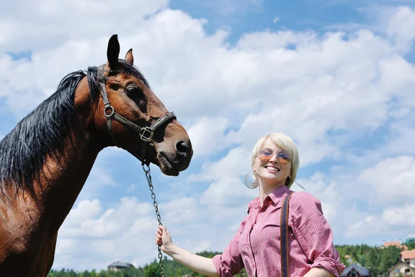 Счастливая женщина на лошади — стоковое фото