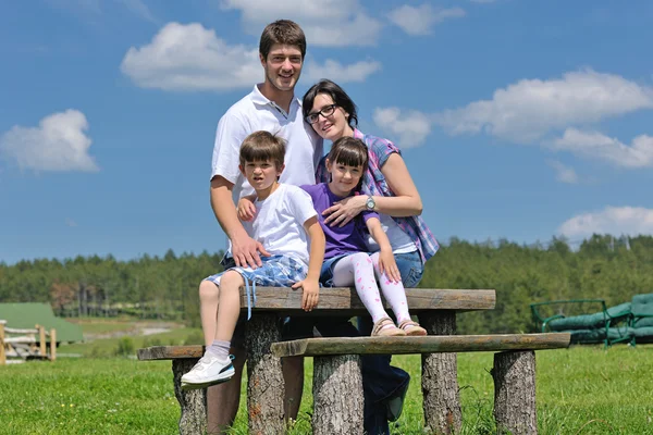 Glad ung familj ha kul utomhus — Stockfoto