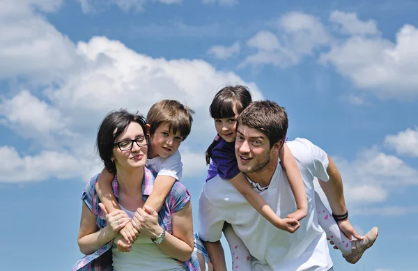Glückliche junge Familie hat Spaß im Freien — Stockfoto