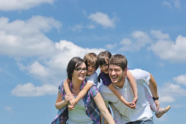 Ευτυχισμένη οικογένεια νέους να διασκεδάσουν σε εξωτερικούς χώρους — Φωτογραφία Αρχείου