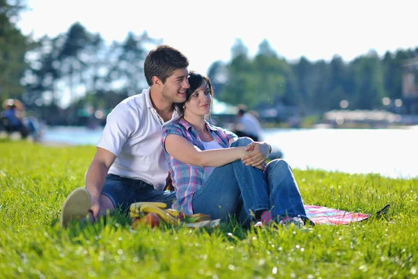 Glückliches junges Paar bei einem Picknick im Freien — Stockfoto