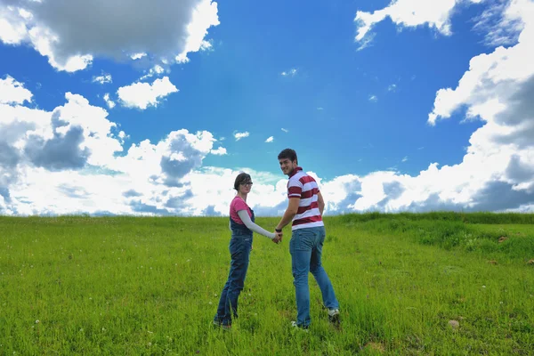 Romántico joven pareja en el amor juntos al aire libre — Foto de Stock