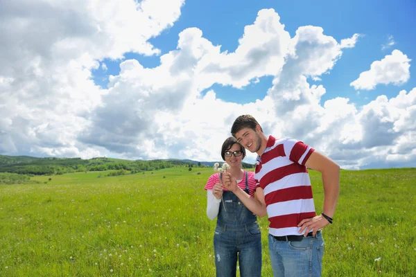 Romântico jovem casal apaixonado juntos ao ar livre — Fotografia de Stock
