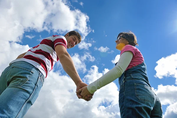 Romántico joven pareja en el amor juntos al aire libre —  Fotos de Stock