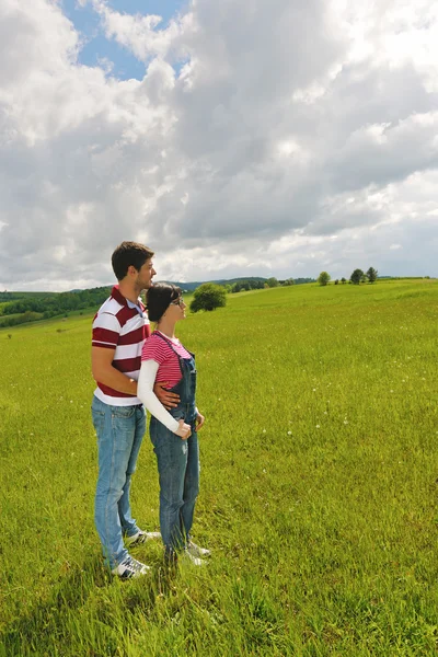 Romantický mladý pár v lásce spolu venkovní — Stock fotografie
