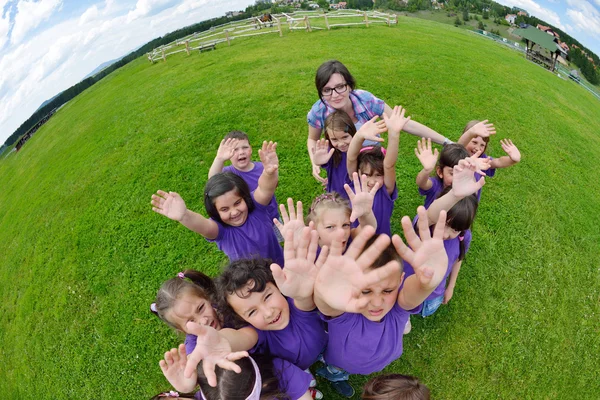 Щасливі діти групи розважаються в природі — стокове фото